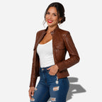 Jolie veste en cuir marron cintrée pour femme avec un cirage élégant