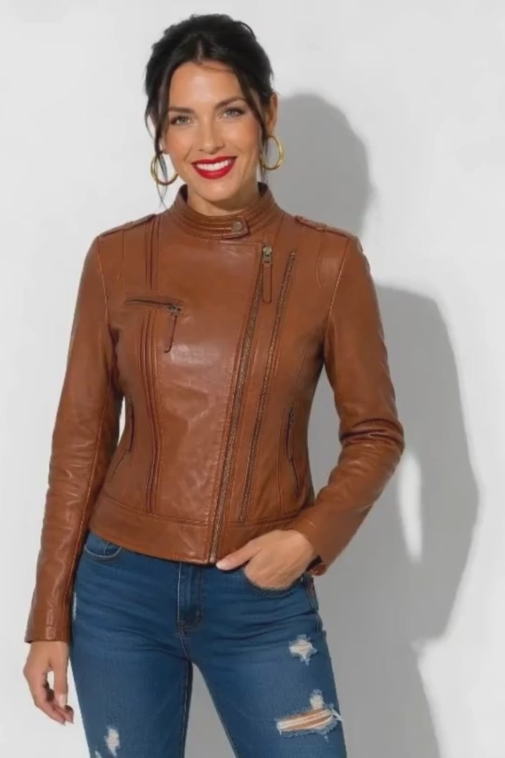 Une veste en cuir femme marron clair cintrée élégante en cuir véritable