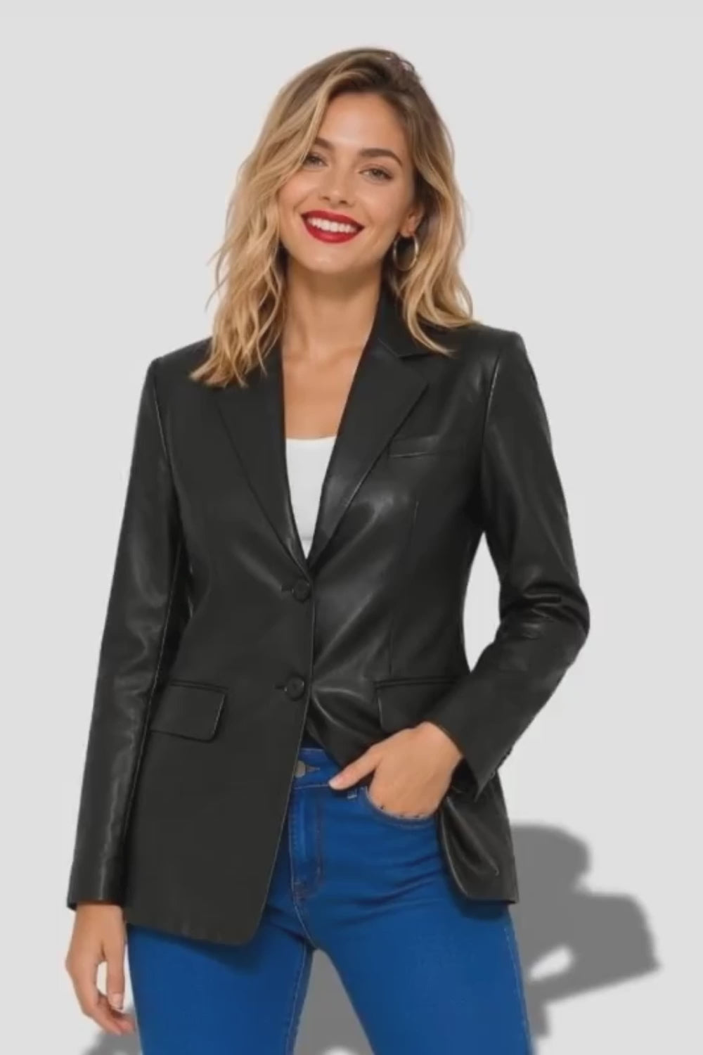 Blazer femme en cuir noir cintrée