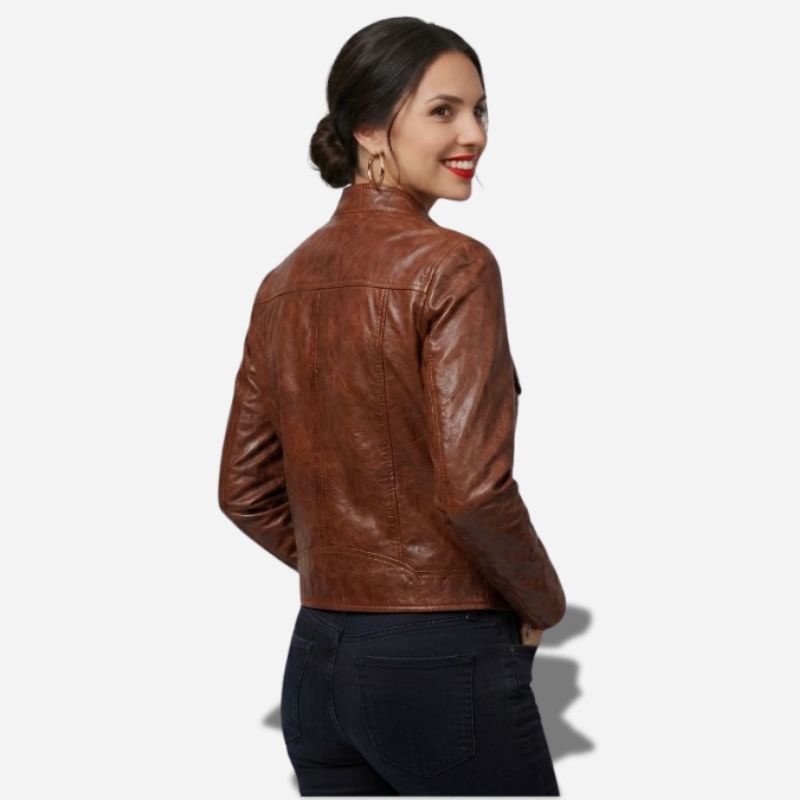 Jolie veste en cuir marron cintrée pour femme avec un cirage élégant